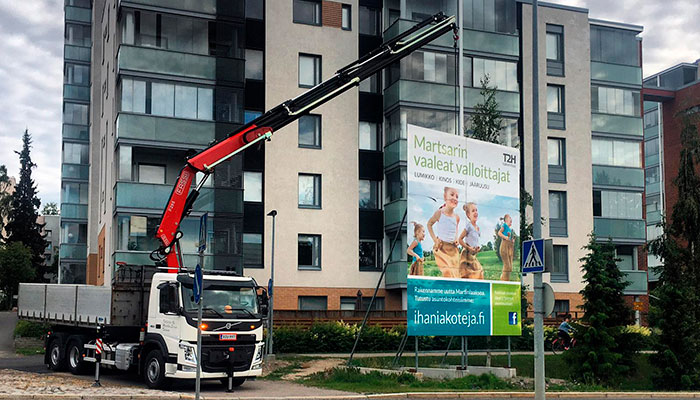 Nosturiauto Volvo FM 460 työssä.