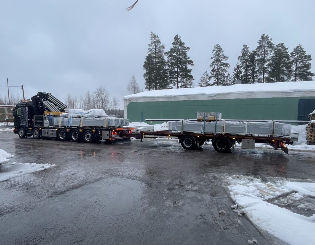 Nosturikuljetukset kärryllä. Ota yhteyttä kuljetusliikesiren.fi